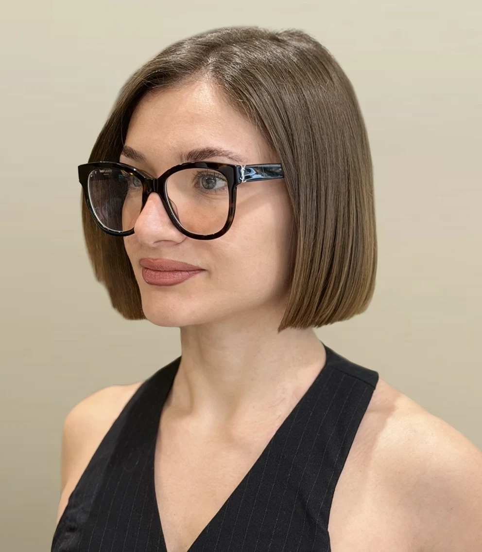 Coupe courte femme moderne réalisée au salon de coiffure La Paris'zen Institut Paris