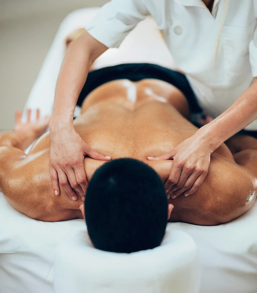 Massage bien-être homme réalisé par praticienne institut Paris 14 La Paris’zen Institut