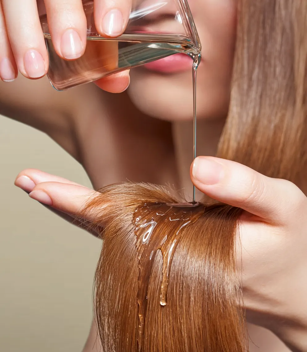 Soin cheveux nourrissant à l’huile réalisé par coiffeur Paris 14 La Paris’zen Institut